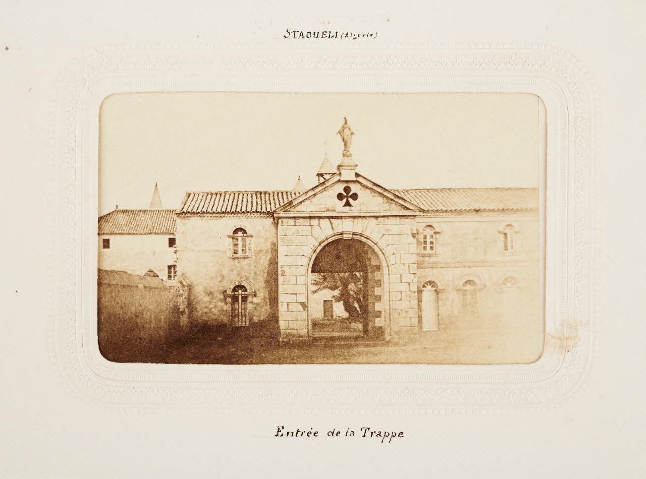 Félix J. Moulin tirage photographique Staoueli (Algérie). Entrée de la Trappe Algérie 1860-1870 2020.41.1.67 Photo Mucem / Marianne Kuhn