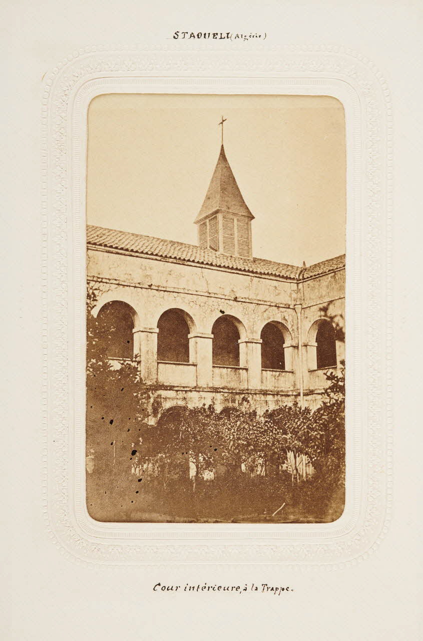 Félix J. Moulin tirage photographique Staoueli (Algérie). Cour intérieure à la Trappe Algérie 1860-1870 2020.41.1.69 Photo Mucem / Marianne Kuhn