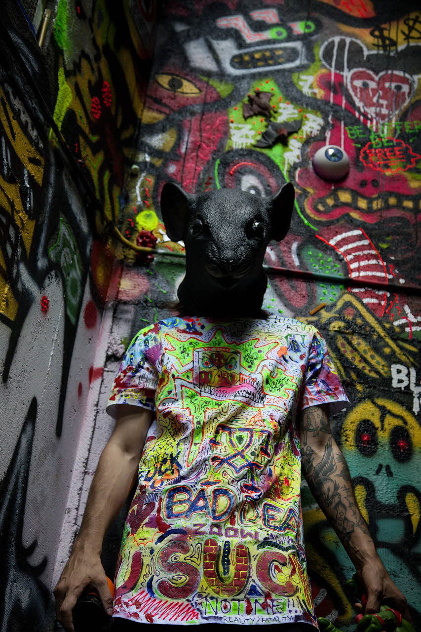 Nicolò Rombolotti photographie Zoow24 portant son t-shirt peint et un masque de rat Lombardie, Italie 2016/6/20 2020.22.47.2 Photo Collection Mucem, cliché Nicolò Rombolotti
