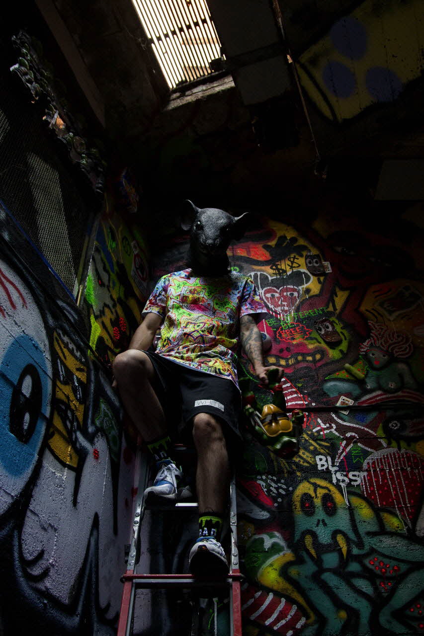 Nicolò Rombolotti photographie Zoow24 portant son t-shirt peint et un masque de rat Lombardie, Italie 2016/6/20 2020.22.47.3 Photo Collection Mucem, cliché Nicolò Rombolotti