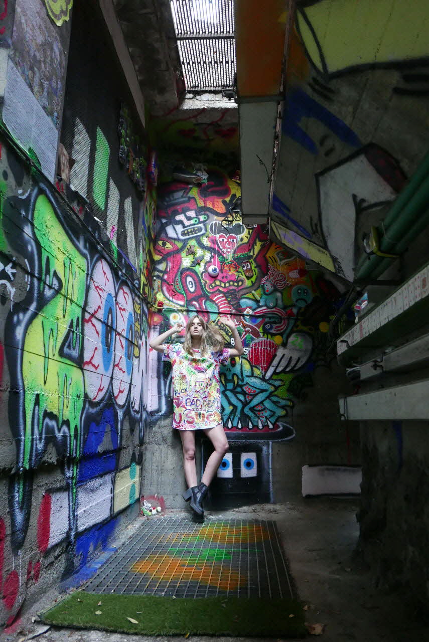 Zoow24 photographie Modèle italien portant le t-shirt peint par Zoow24, dans l'atelier illégal du writer Lombardie, Italie 2016/6/29 2020.22.47.4 Photo Collection Mucem, cliché Zoow24