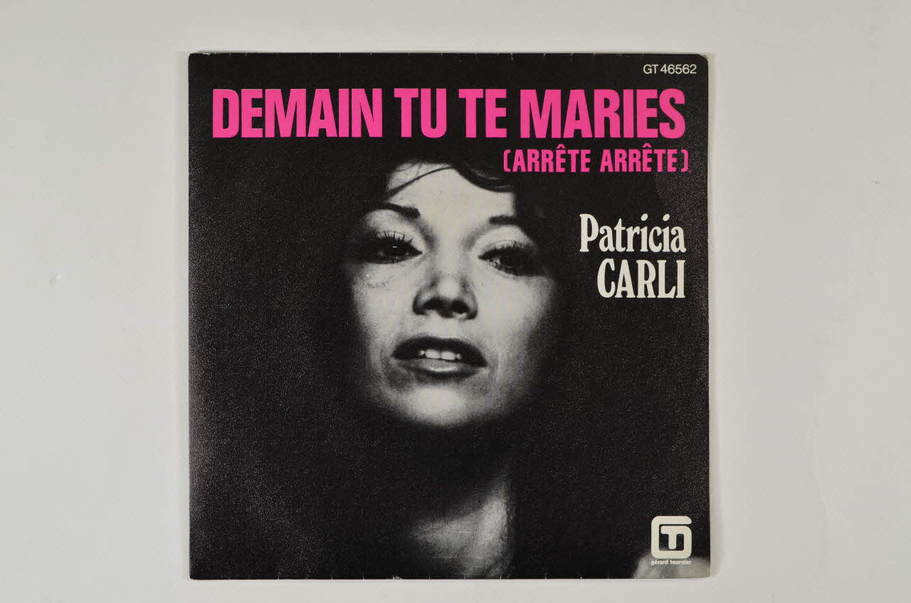 Patricia Carli disque 45 tours Devant ce grand amour France 1976 2001.69.16.1599.1-2 Photo Mucem