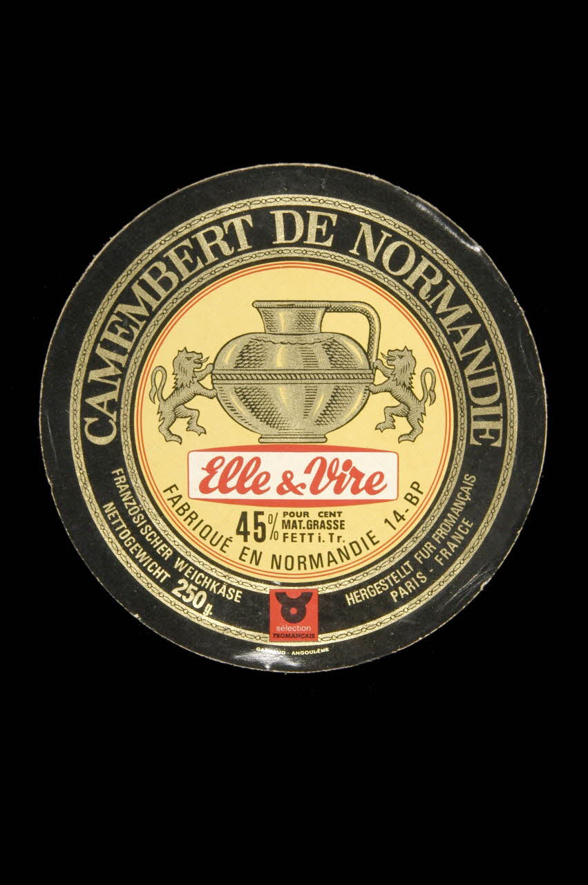 ETIQUETTE DE CAMEMBERT Basse-Normandie, France 1973 1973.104.5 Photo Mucem/Virginie Louis