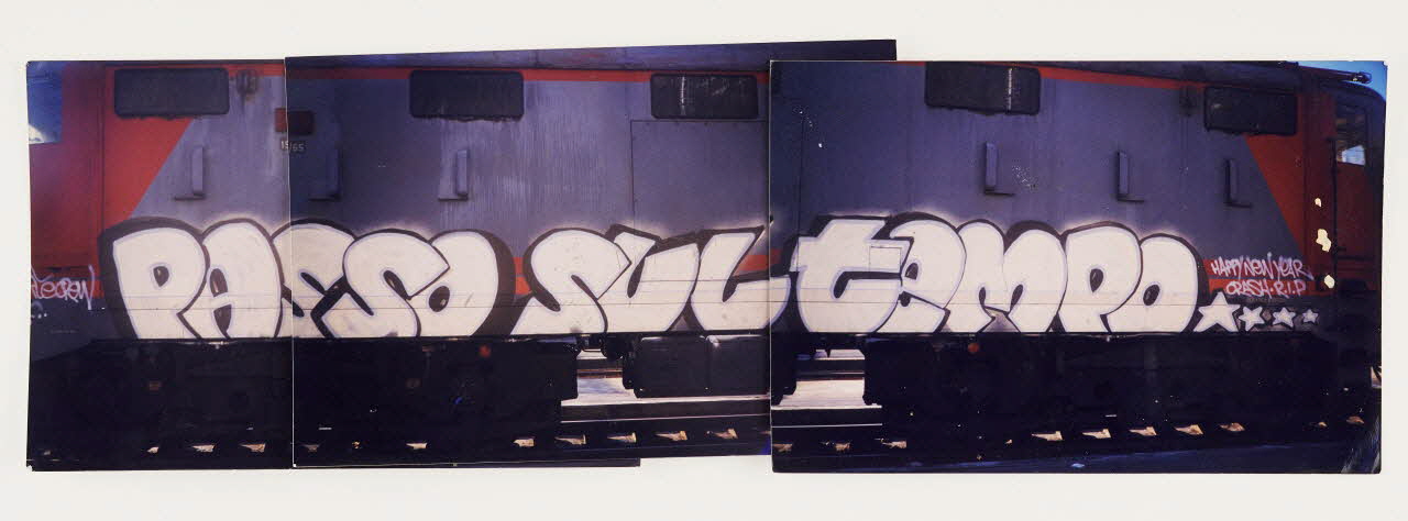 Agent tirage photographique Graffiti de Agent "Passo sul tempo" Ligurie, Italie 1998 2021.3.15 Photo Mucem / Marianne Kuhn