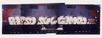 Agent tirage photographique Graffiti de Agent "Passo sul tempo" Ligurie, Italie 1998 2021.3.15  Photo Mucem / Marianne Kuhn