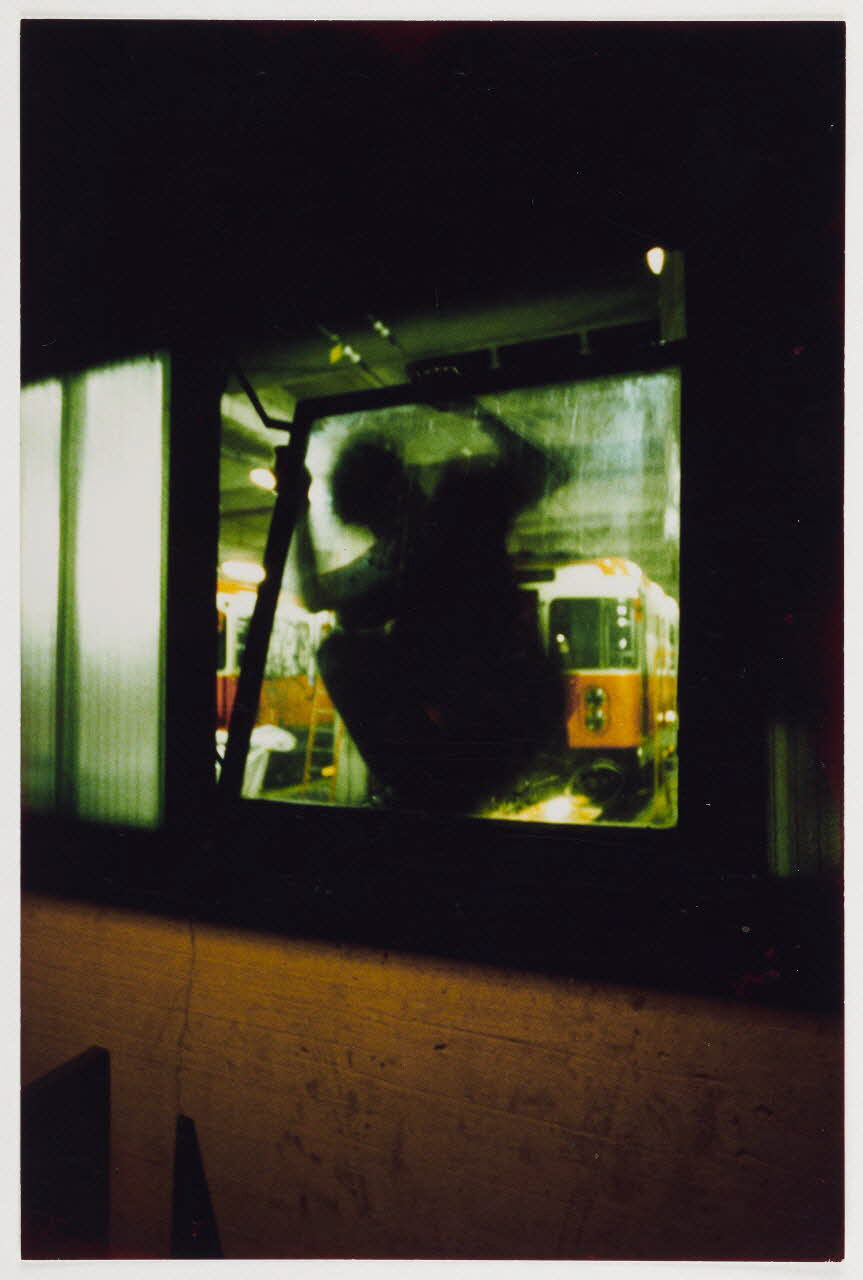 Cento tirage photographique Rocks s'introduisant dans le hangar de Molino Dorino Lombardie, Italie 2001 2021.6.1.2 Photo Collection Mucem / Rocks, cliché Marianne Kuhn