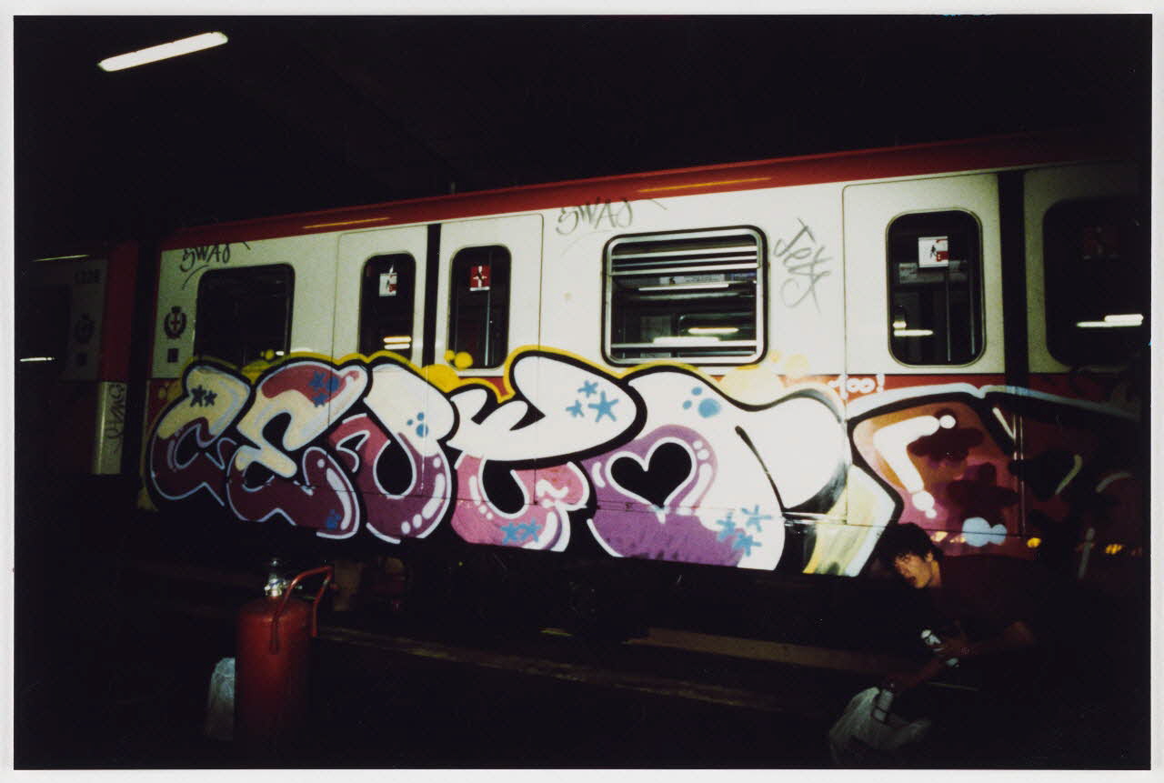 Cento tirage photographique Rocks en action devant un panel de Cento Lombardie, Italie 2001 2021.6.1.3 Photo Collection Mucem / Rocks, cliché Marianne Kuhn