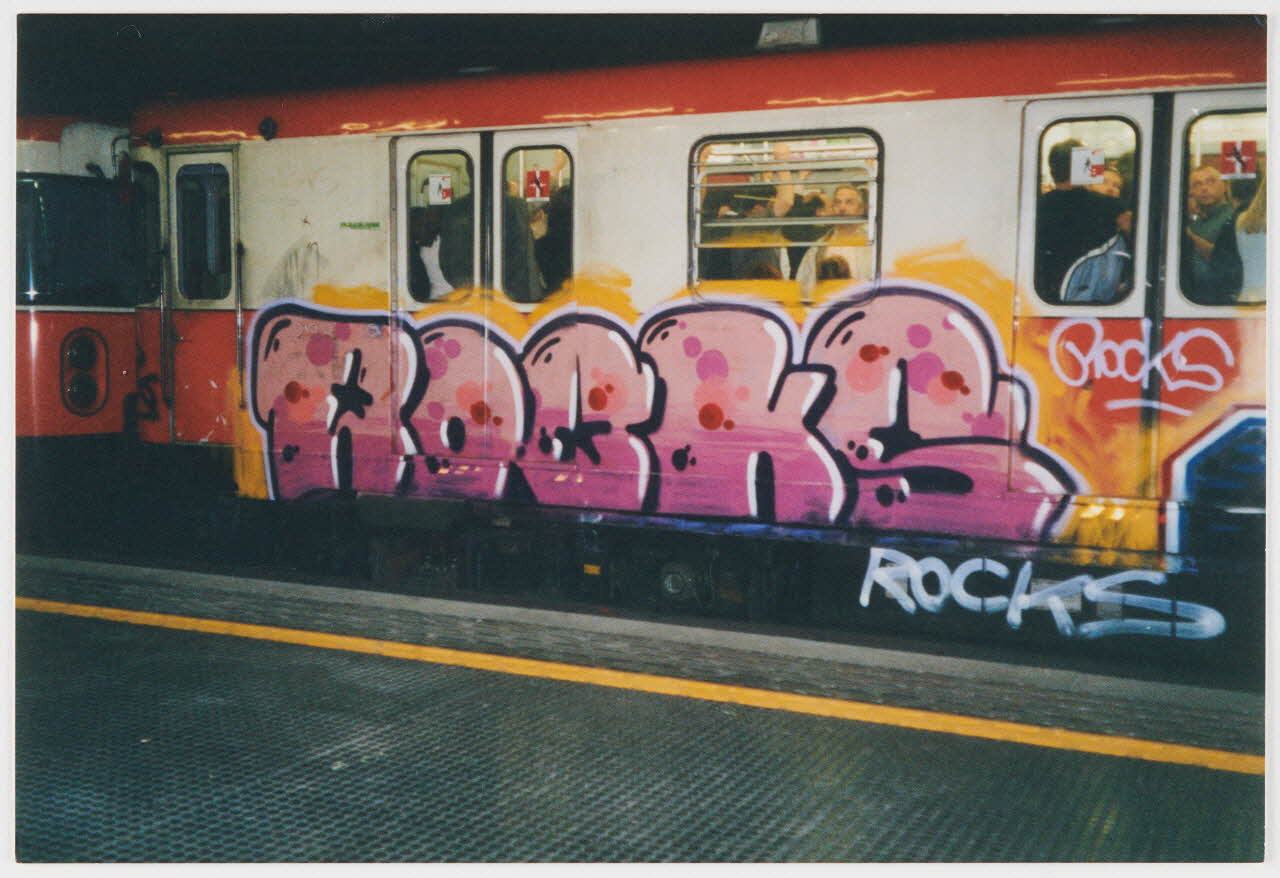 Rocks tirage photographique Panel piece sur métro milanais, en circulation Lombardie, Italie 2002 2021.6.2.2 Photo Collection Mucem / Rocks, cliché Marianne Kuhn