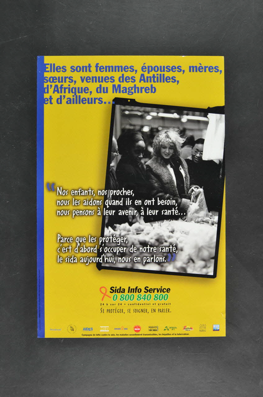 Sida Info Service - Ligne Azur affiche "Elles sont femmes, épouses, mères, soeurs, venues des Antilles, d'Afrique, du Maghreb et d'ailleurs..Nos enfants, nos proches, nous les aidons quand ils en ont besoin ... Parce que les protéger, c'est d'abord s'occuper de leur santé, le sida aujourd'hui, nous en parlons" France 1998 2002.127.238 Photo Mucem