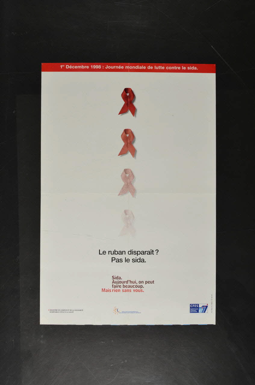 Comité Français d'Education pour La Santé (CFES) affiche "Le ruban disparaît? Pas le sida" France 1998 2002.127.240 Photo Mucem