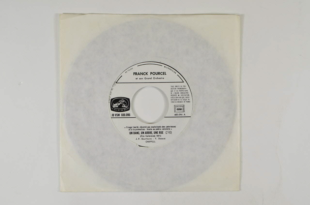 disque 45 tours Un banc, un arbre, une rue 2001.69.16.1790 Photo Mucem