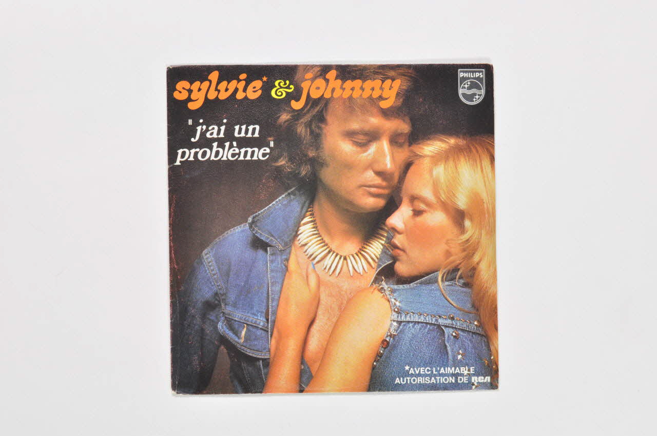 Johnny Hallyday ; Sylvie Vartan ; Gabriel Yared ; Francis Goldstein disque 45 tours Te tuer d'amour France 1973 2001.69.16.1950.1-3 Photo Mucem