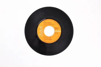Jean-Claude Vannier ; Sylvie Vartan disque 45 tours Un p'tit peu beaucoup 1968 2001.69.16.1951 Photo Mucem
