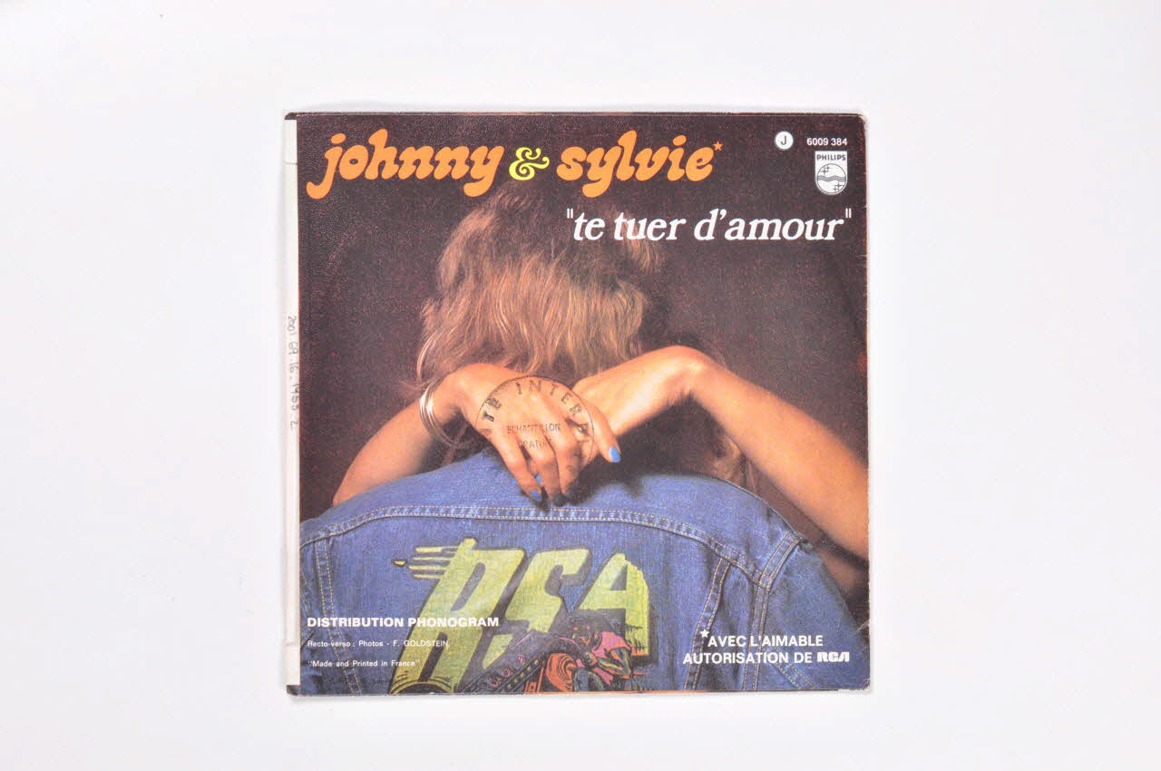 Johnny Hallyday ; Sylvie Vartan ; Gabriel Yared ; Francis Goldstein disque 45 tours Te tuer d'amour France 1973 2001.69.16.1953.1-2 Photo Mucem