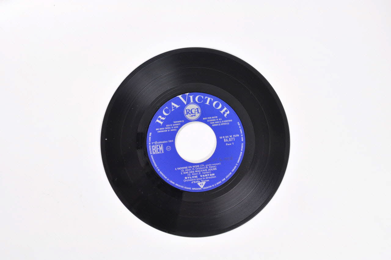 Eddie Vartan ; Sylvie Vartan disque 45 tours Oui, prends-moi dans tes bras 1964 2001.69.16.1956 Photo Mucem