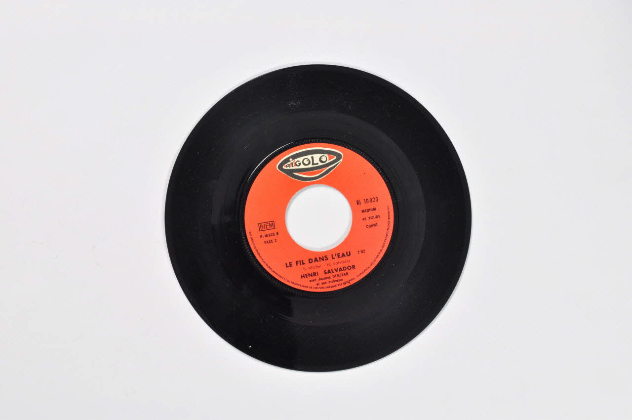 disque 45 tours Le fil dans l'eau 2001.69.16.1973 Photo Mucem