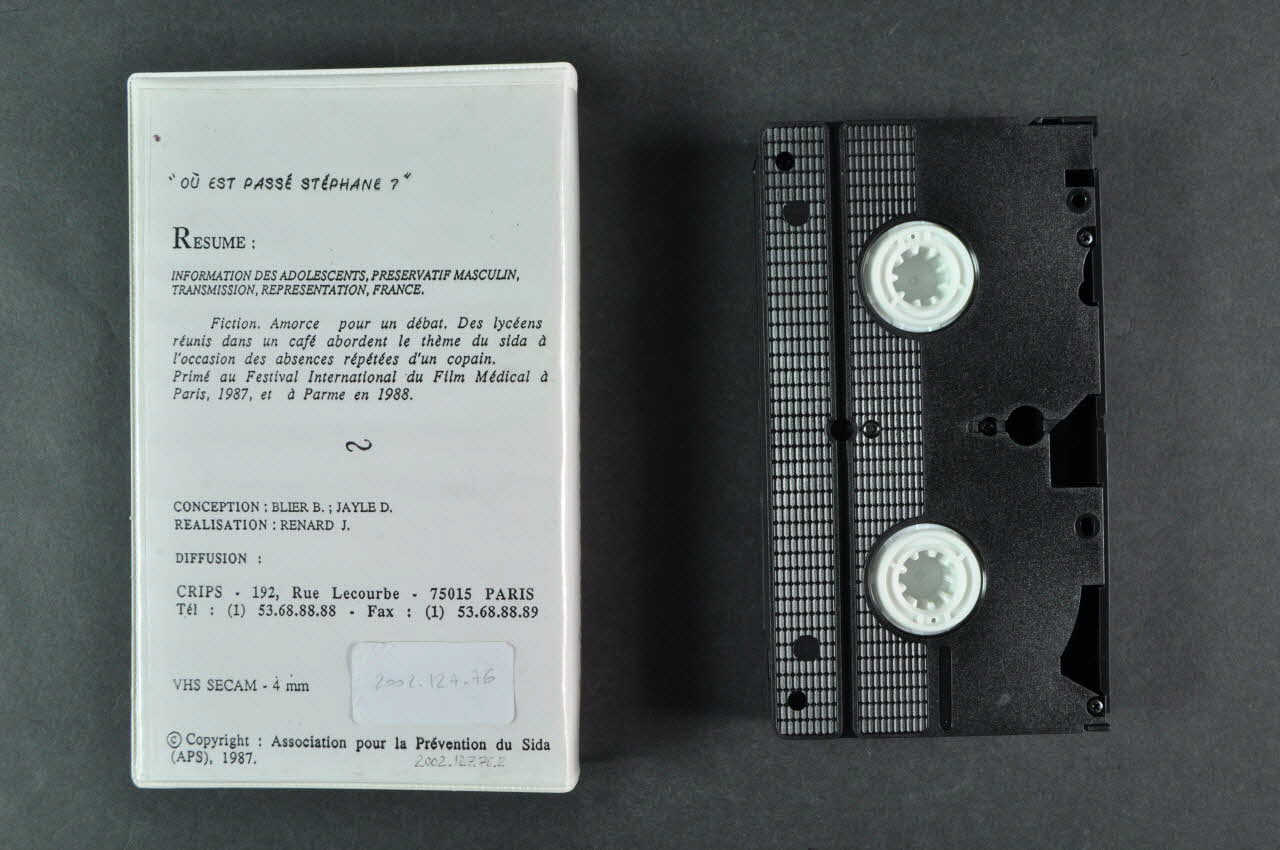 Association pour la Prévention du Sida (APS) cassette vidéo "Où est passé Stéphane?" /  Des lycéens réunis dans un café abordent le thème du sida à l'occasion des absences répétées d'un copain. France 1987 2002.127.76.1-2 Photo Mucem