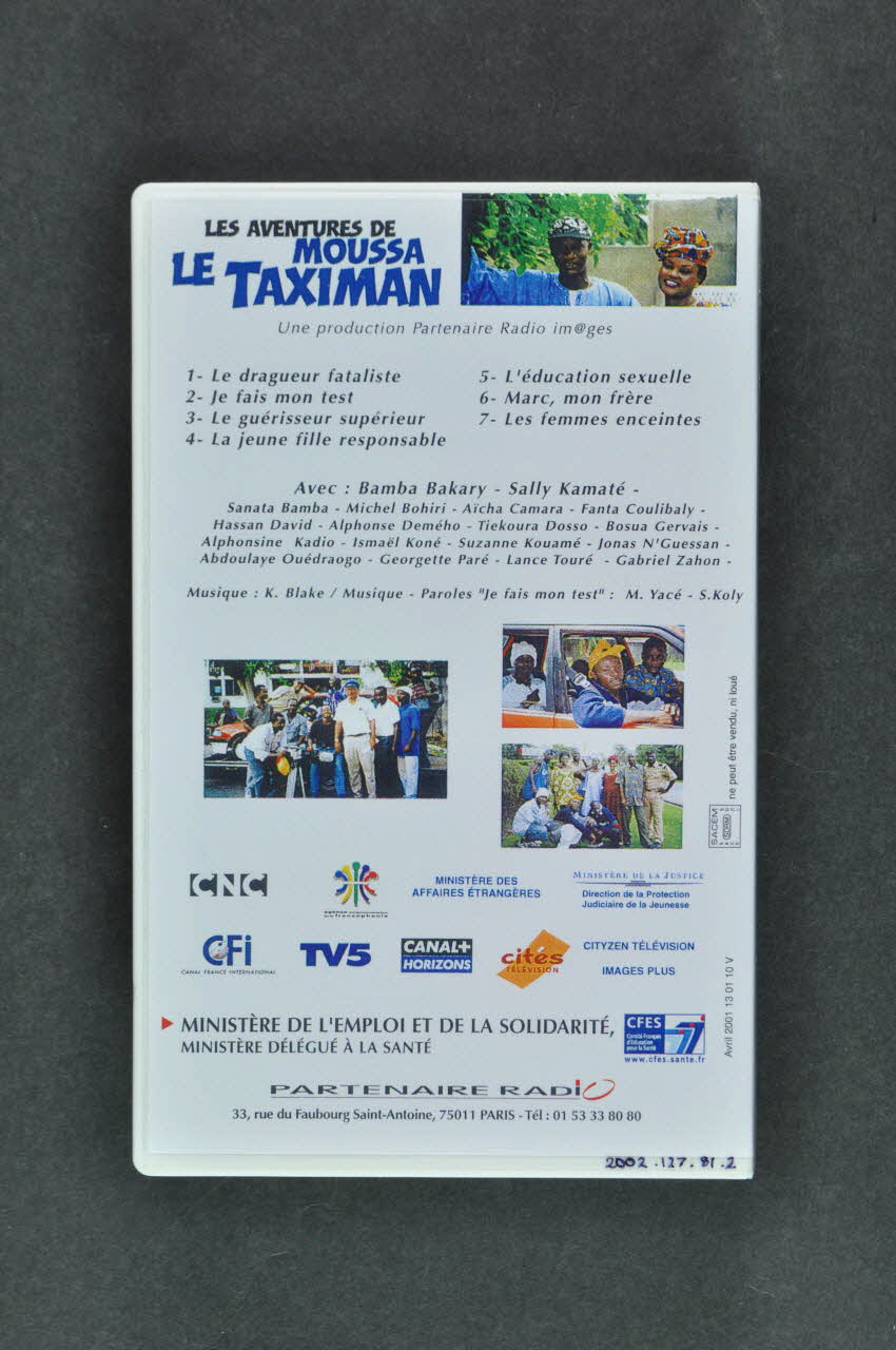 Comité Français d'Education pour La Santé (CFES) cassette vidéo "Les aventures de Moussa le Taximan / 7 films courts et humoristiques pour la prévention du sida" France 2001 2002.127.81.1-2 Photo Mucem