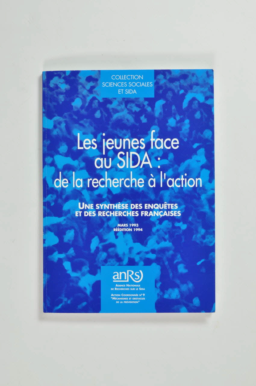 Agence Nationale de Recherches sur le Sida (ANRS) livre "Les jeunes face au SIDA : de la recherche à l'action. Une synthèse des enquêtes et des recherches françaises. " France 1994 2002.127.86 Photo Mucem