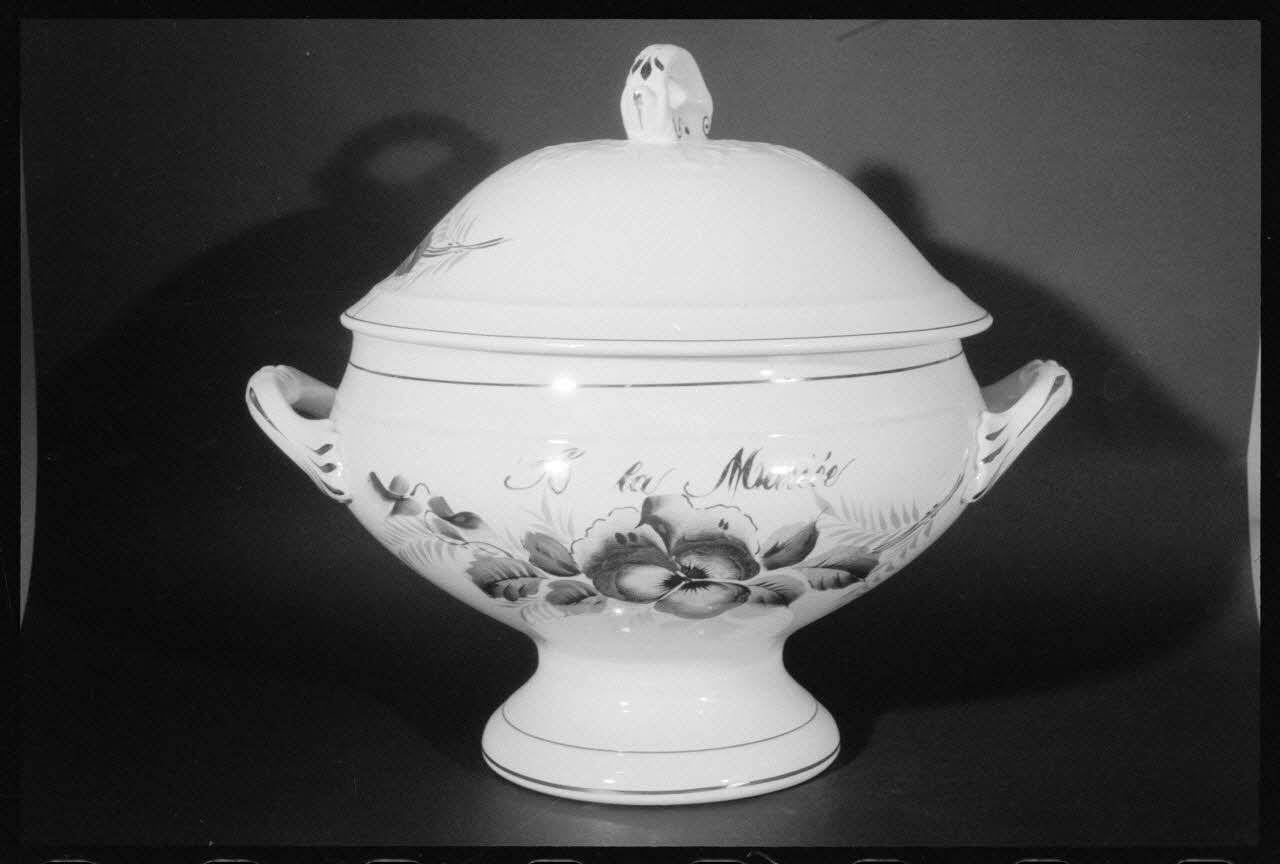 Alain Guey photographie "A la mariée". Soupière France 1963/6/22 Ph.1975.1.13 Photo