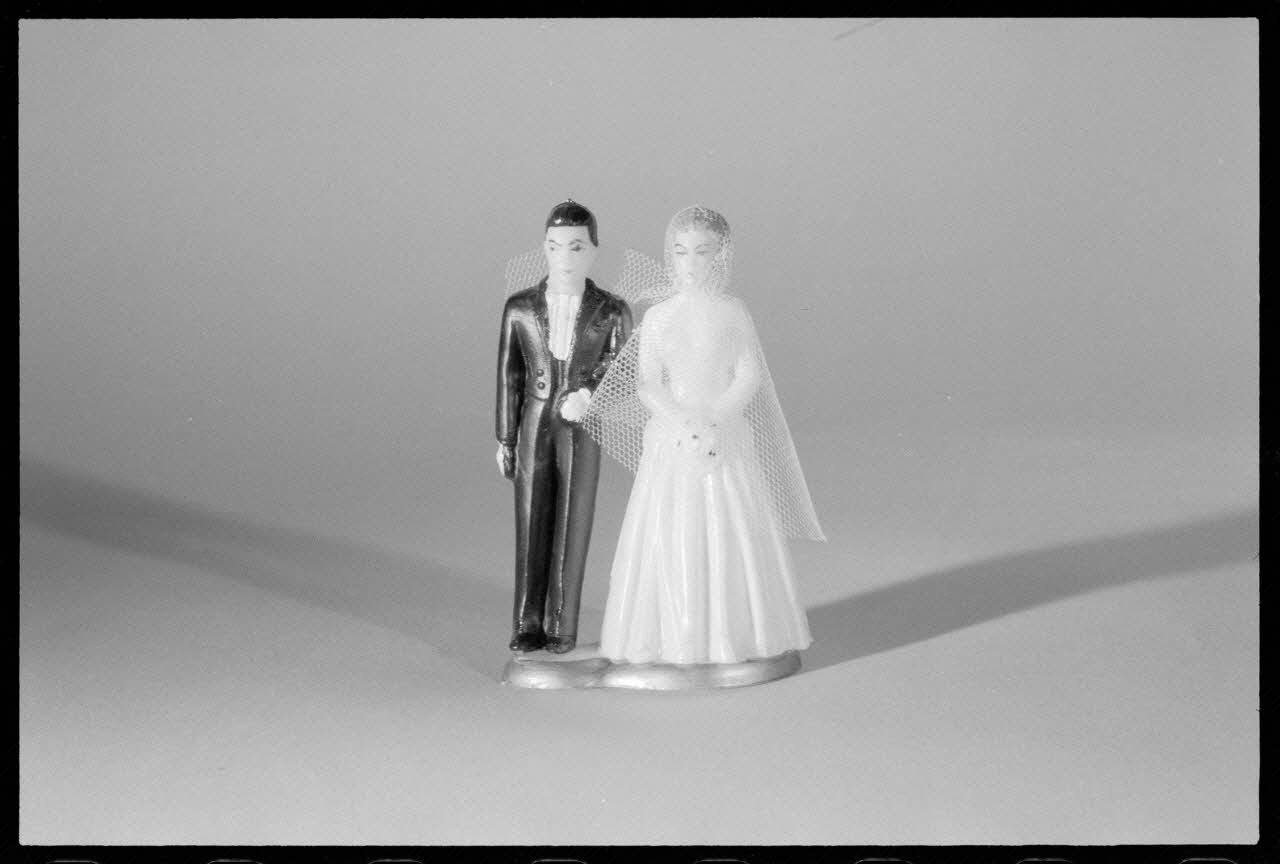 Alain Guey photographie Figurine pour gâteau en celluloïd représentant un couple de mariés France 1963/6/22 Ph.1975.1.15 Photo