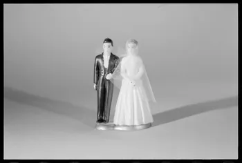 Alain Guey photographie Figurine pour gâteau en celluloïd représentant un couple de mariés France 1963/6/22 Ph.1975.1.15  Photo