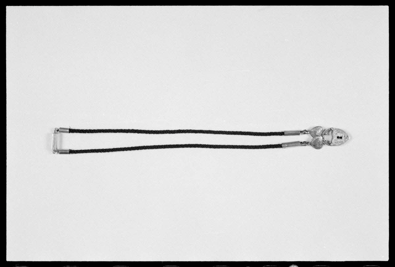 Alain Guey photographie Pendentif : deux cœurs attachés par un cadenas France 1963/6/22 Ph.1975.1.22 Photo