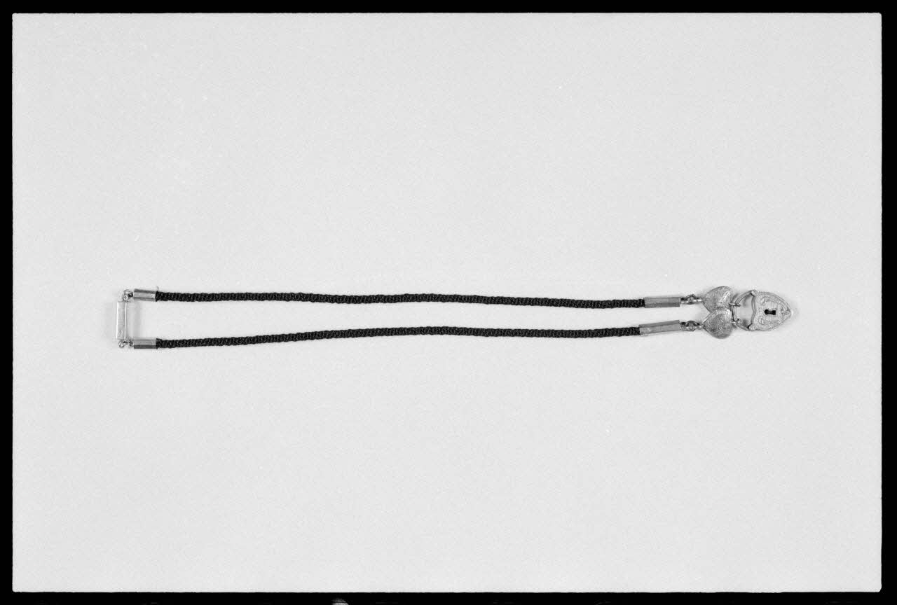 Alain Guey photographie Pendentif : deux cœurs attachés par un cadenas France 1963/6/22 Ph.1975.1.23 Photo