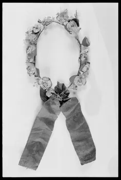 Alain Guey photographie Couronne de mariée provenant de Bourg de Batz (Vendée) France 1963/6/22 Ph.1975.1.3 Photo