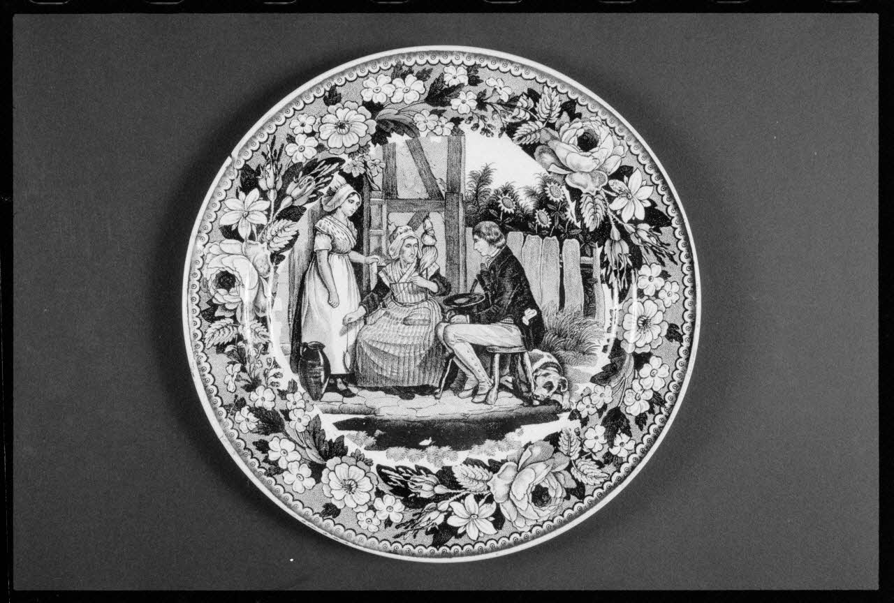 Alain Guey photographie "Demande de mariage". Assiette en faïence provenant de Choisy-le-Roi (Val-de-Marne) France 1963/6/22 Ph.1975.1.31 Photo