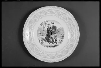 Alain Guey photographie "Payse, encore deux ans à tirer et nous nous marierons". Assiette provenant de Gien France 1963/6/22 Ph.1975.1.32 Photo