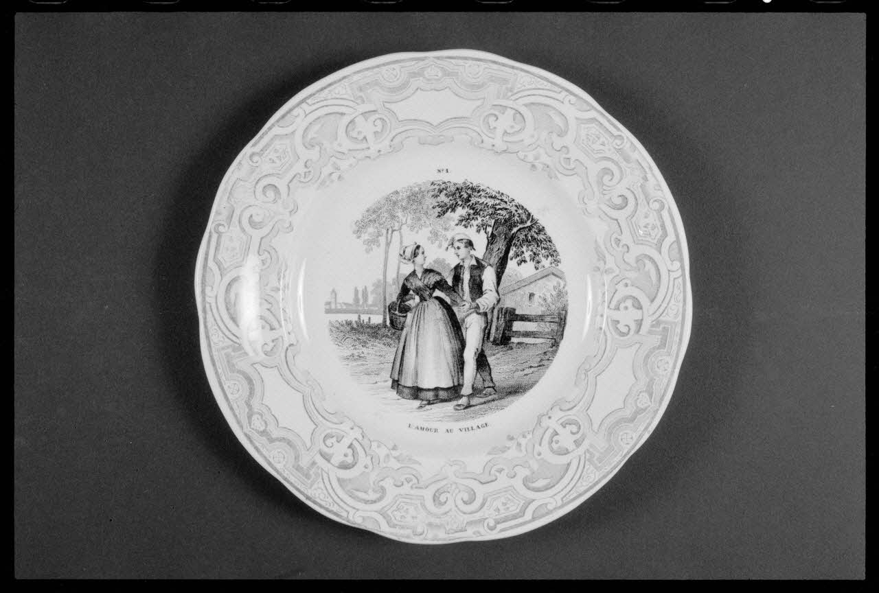 Alain Guey photographie "L'Amour au village". Assiette provenant de Creil-Martereau France 1963/6/22 Ph.1975.1.33  Photo