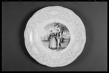 Alain Guey photographie "L'Amour au village". Assiette provenant de Creil-Martereau France 1963/6/22 Ph.1975.1.33 Photo
