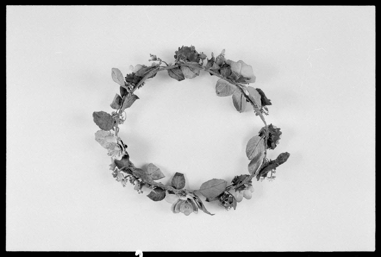 Alain Guey photographie Couronne de mariée provenant de Loire-Atlantique France 1963/6/22 Ph.1975.1.5 Photo