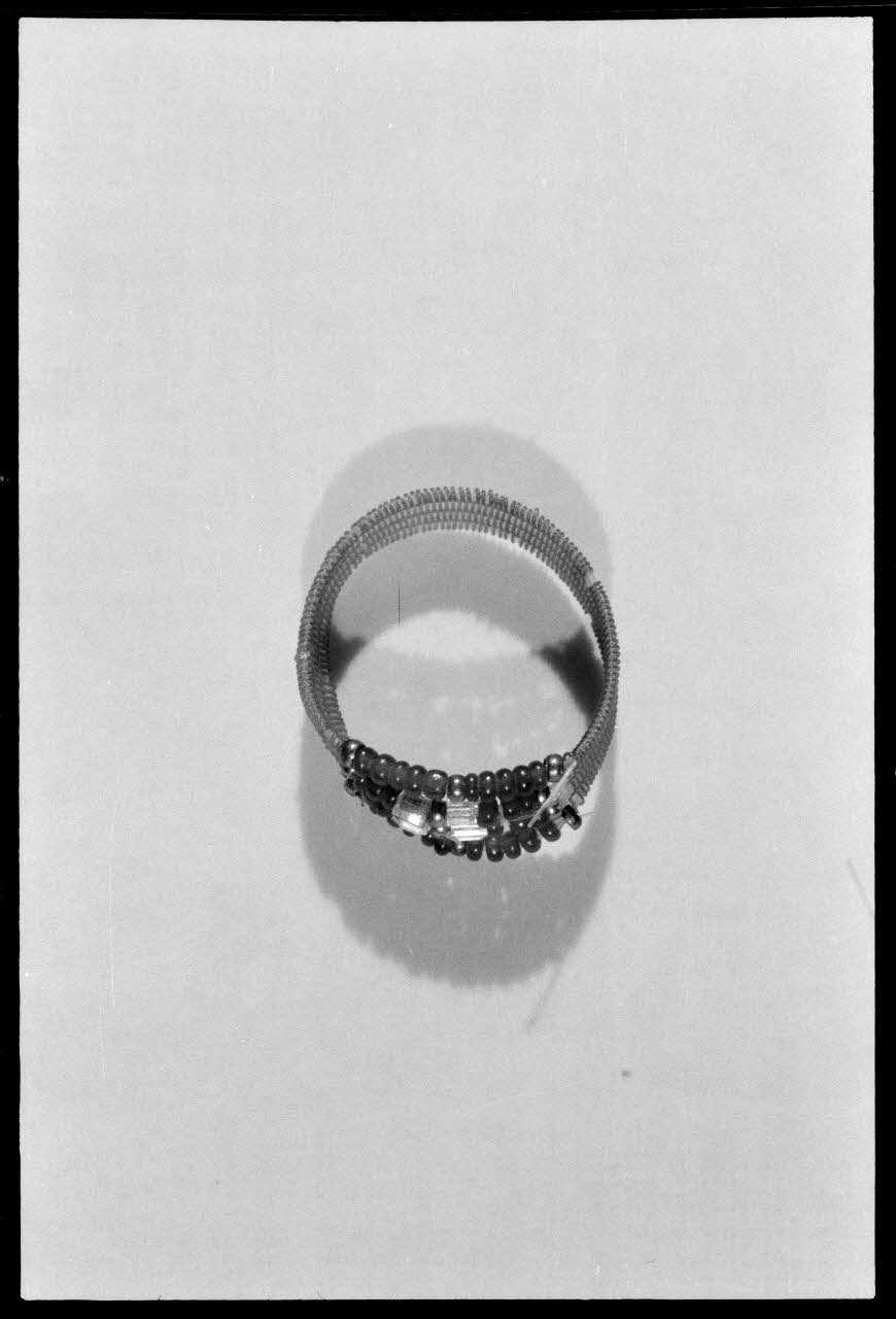 Alain Guey photographie Bague en cuir rouge provenant de Beaucaire (Gard) France 1963/6/22 Ph.1975.1.50 Photo