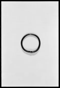 Alain Guey photographie Bague en verre filé noir provenant de Beaucaire (Gard) France 1963/6/22 Ph.1975.1.52 Photo