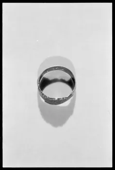 Alain Guey photographie Bague bretonne représentant deux mains enlacées France 1963/6/22 Ph.1975.1.54  Photo