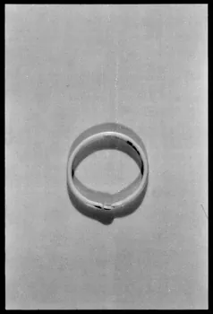 Alain Guey photographie Bague en émail blanc provenant de Beaucaire (Gard) France 1963/6/22 Ph.1975.1.55 Photo