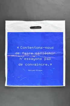 CRIPS (Centre régional d'information et de prévention du sida) sac plastique CRIPS Ile-de-France / "Contentons-nous de faire réfléchir, n'essayons pas de convaincre." Georges Braque." Île-de-France, France 2002 2002.127.91 Photo Mucem