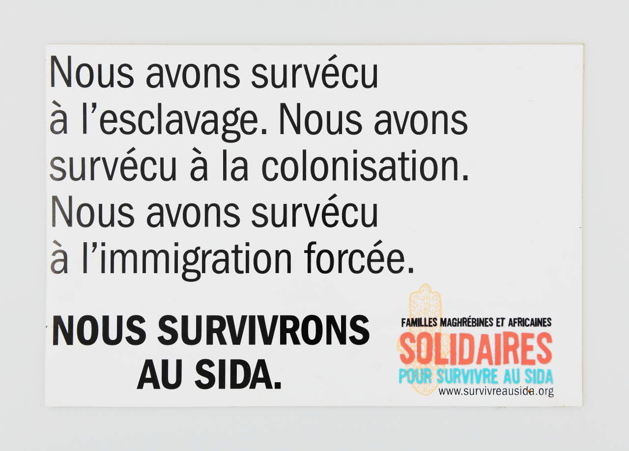 Survivre Au  Sida (Migrants Contre Le Sida) ; Réda Sadki pancarte "Pancarte : Nous avons survécu à l'esclavage. Nous avons survécu à la colonisation. Nous avons survécu à l'immigration forcée. NOUS SURVIVRONS AU SIDA" Ile-de-France, France 2002/5/25 2002.95.1 Photo Mucem / Marianne Kuhn