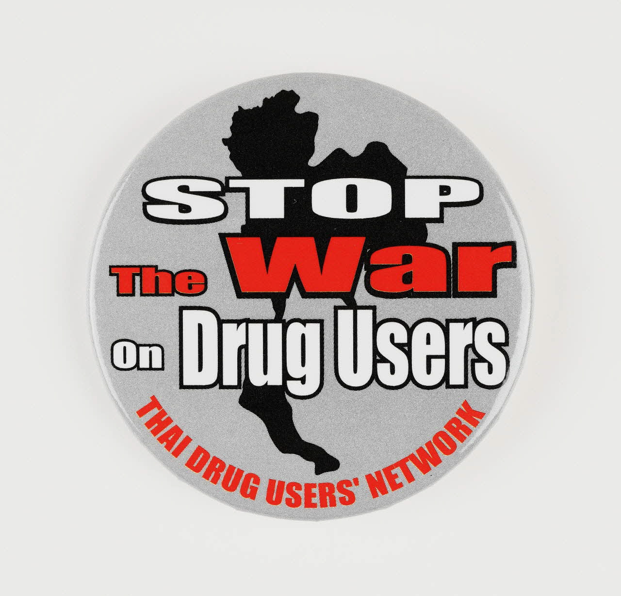 Thai Drug Users Network badge Stop the war on drug users (Arrêtez la guerre contre les usagers de drogues) International 2004 2004.207.30 Photo Mucem / Marianne Kuhn