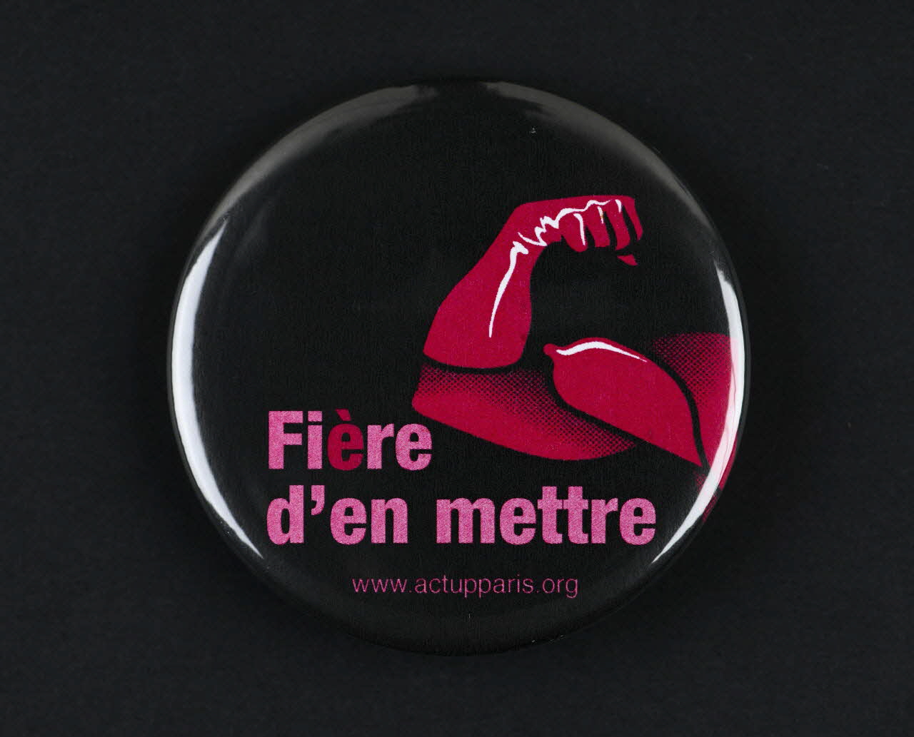 badge Fière d'en mettre Ile-de-France, France 2000-2013 2018.75.35 Photo Mucem / Marianne Kuhn