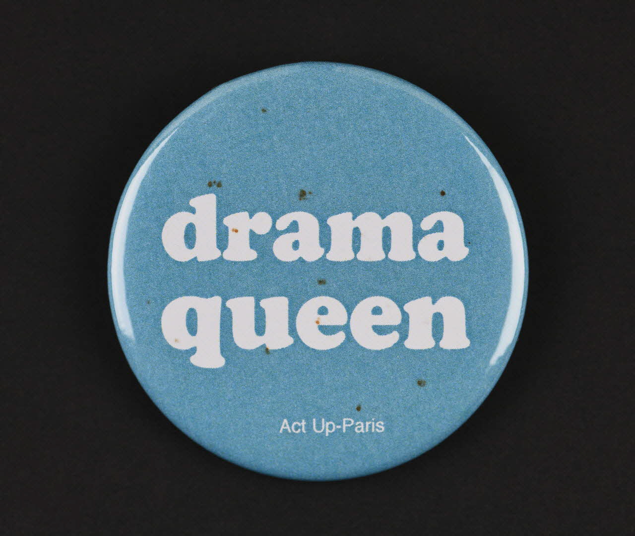 badge drama queen Act Up-Paris Ile-de-France, France 2000-2013 2018.75.42 Photo Mucem / Marianne Kuhn