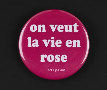 badge on veut la vie en rose Act Up-Paris Ile-de-France, France 2000-2013 2018.75.44 Photo Mucem / Marianne Kuhn
