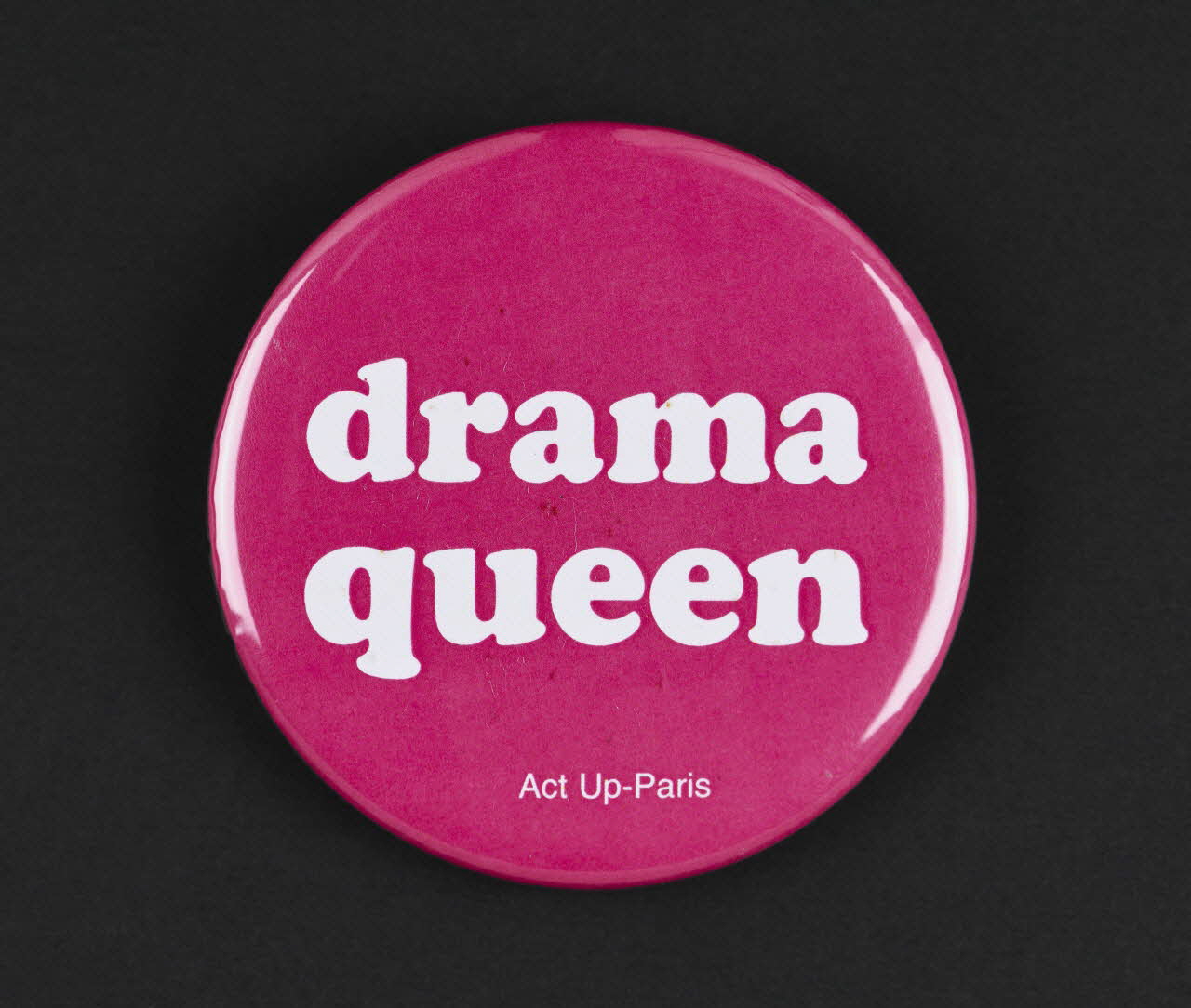 badge drama queen Act Up-Paris Ile-de-France, France 2000-2013 2018.75.57 Photo Mucem / Marianne Kuhn