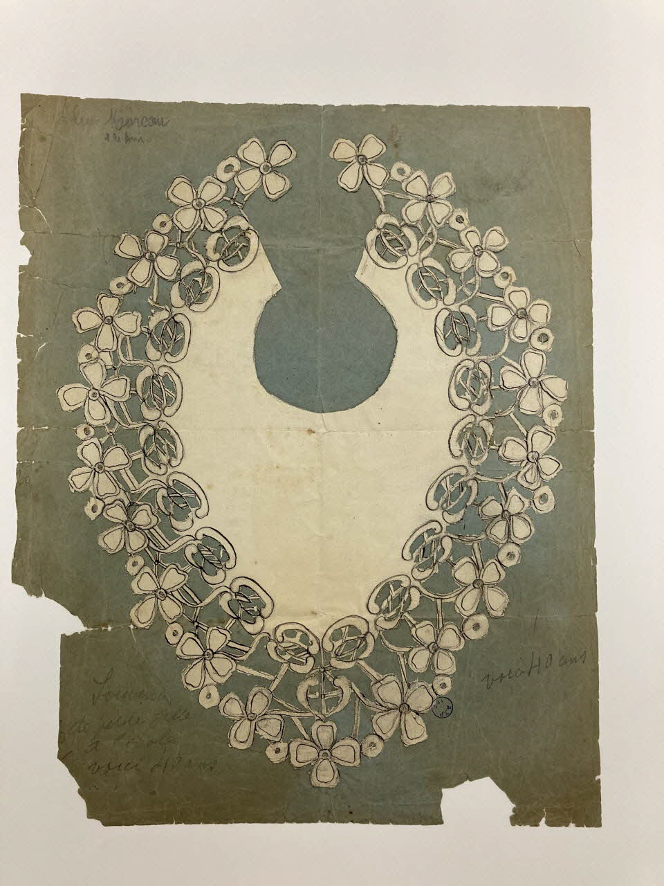 dessin Collier de fleurs 1977.59.3 Photo