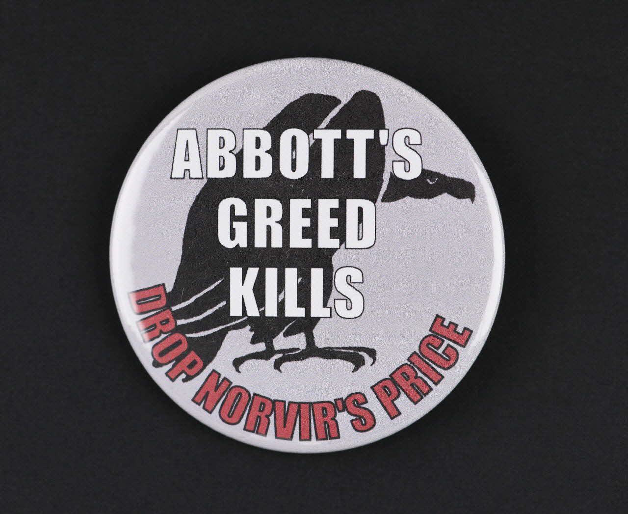 badge ABBOTT'S GREED KILLS  DROP NORVIR'S PRICE 1989-2013 2018.75.21 Photo Mucem / Marianne Kuhn