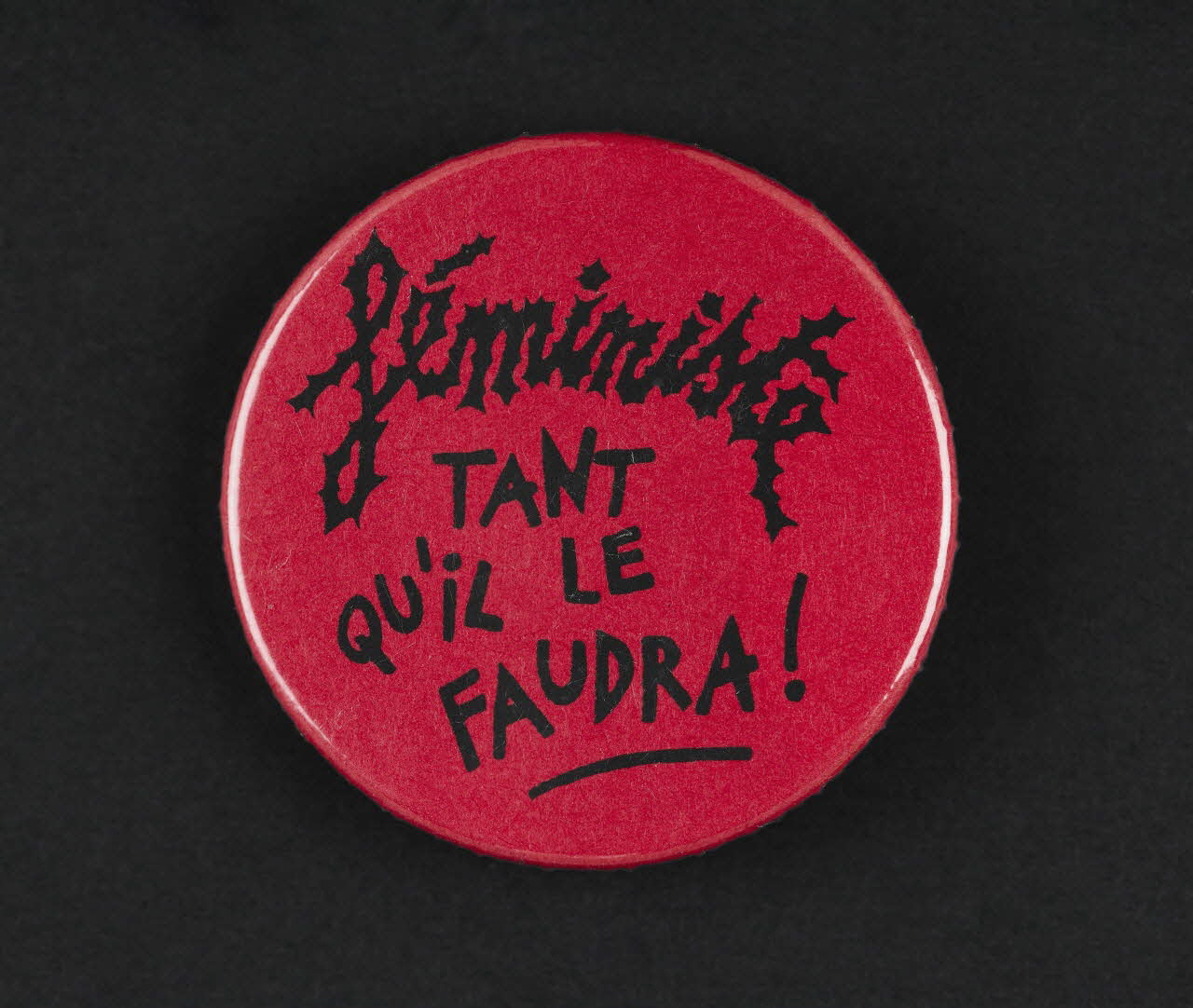 badge féministe tant qu'il le faudra ! Ile-de-France, France 1989-2013 2018.75.26 Photo Mucem / Marianne Kuhn