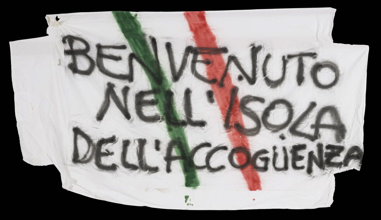 banderole Benvenuto nell'isola dell'accoglienza Pélages, Italie 2016 2016.54.1 Photo Mucem / Marianne Kuhn