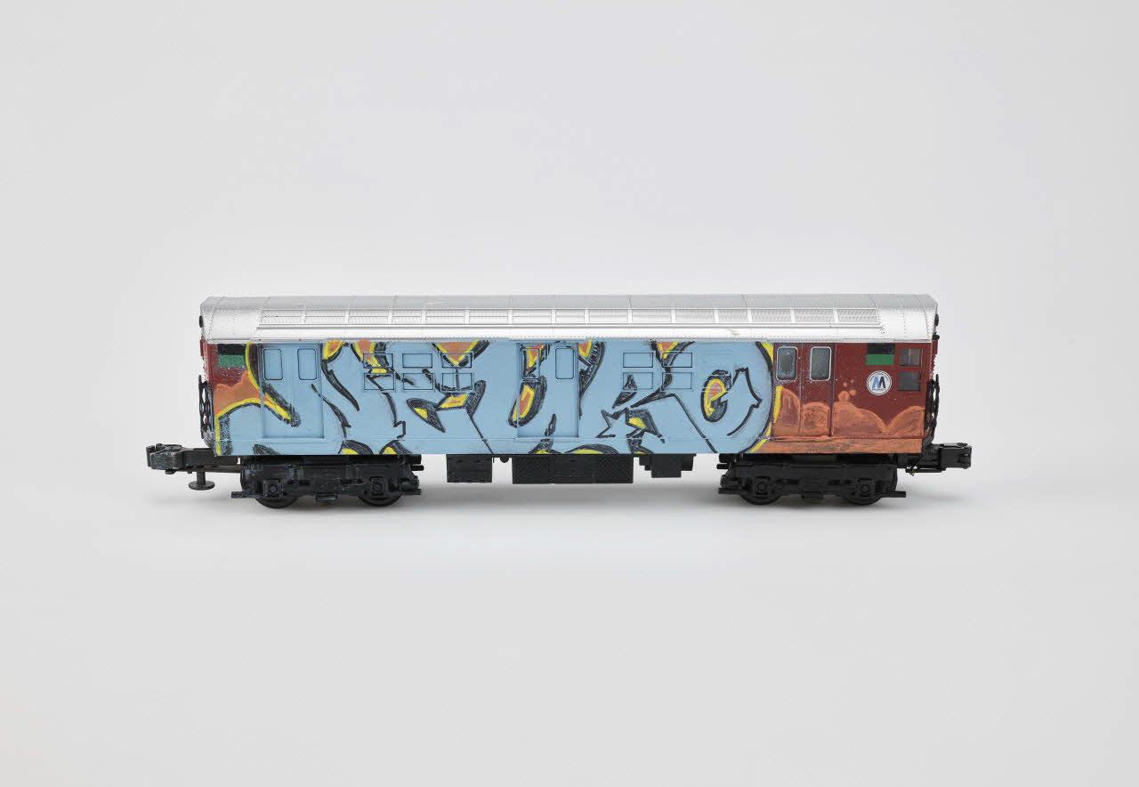 Neuro maquette de train Ensemble d'une maquette et de deux photographies sur le métro de New York Lombardie, Italie 2001 2021.4.4.1-3 Photo Mucem / Marianne Kuhn